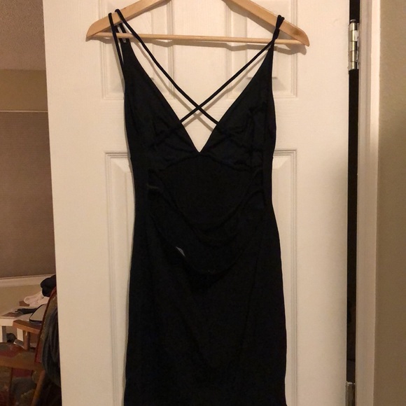 Lulu’s little black dress with v neck and cross straps in back size large - Picture 2 of 4